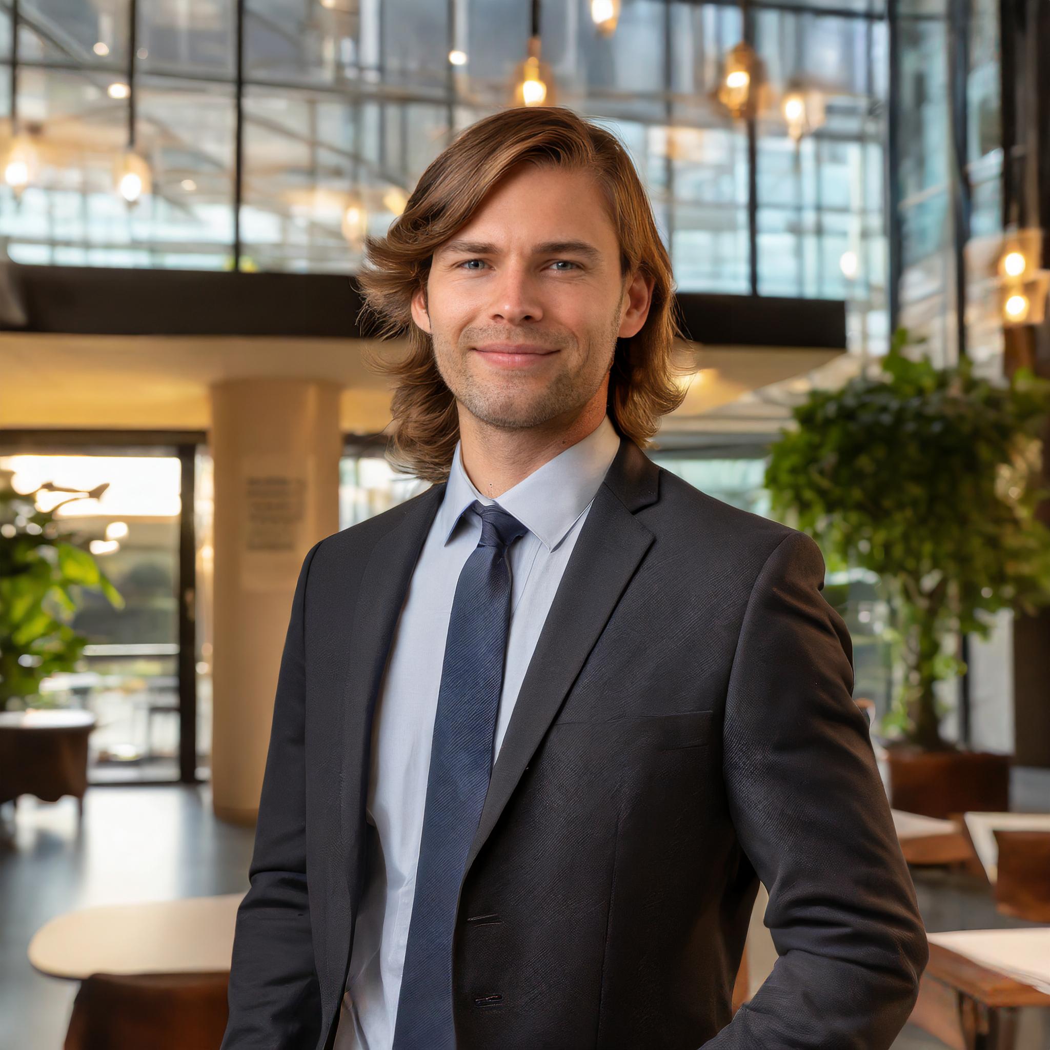 Mann, mittleres Alter, im Anzug, lächelnd, Steuerberaterbüro-Hintergrund