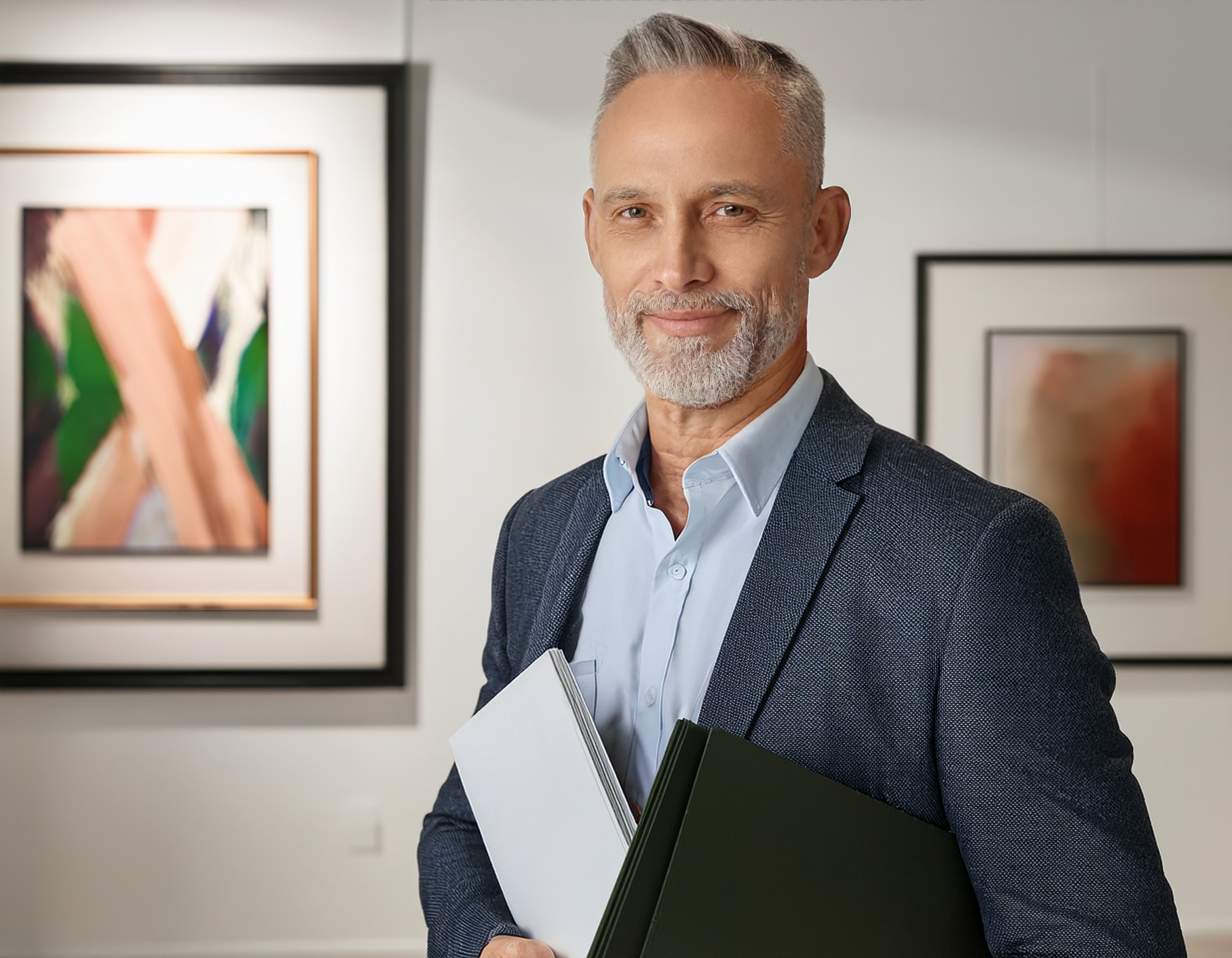 Mann, mittleres Alter, formelle Kleidung, freundliches Auftreten, Steuerberaterbüro